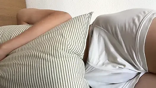 Azgın Erkek Kardeş Yastığını Sikiyor, Götünü Parmaklıyor Ve Şişman Bir Döl Atana Kadar Mastürbasyon Yapıyor