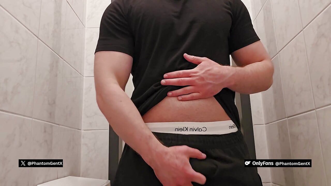 Maciço alemão papai masturba pau gordo no banheiro público depois do treinamento - GhostGentx