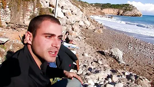 Esmer bir kadın domaltılarak sikiliyor