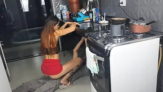 Evli kadın külotsuz tesisatçı alıyor ve gösteriş yapıyor!