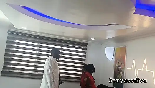 Наш семейный доктор сказал, что моя киска настолько вкусная, что мне действительно понравилось его грубое шпилю