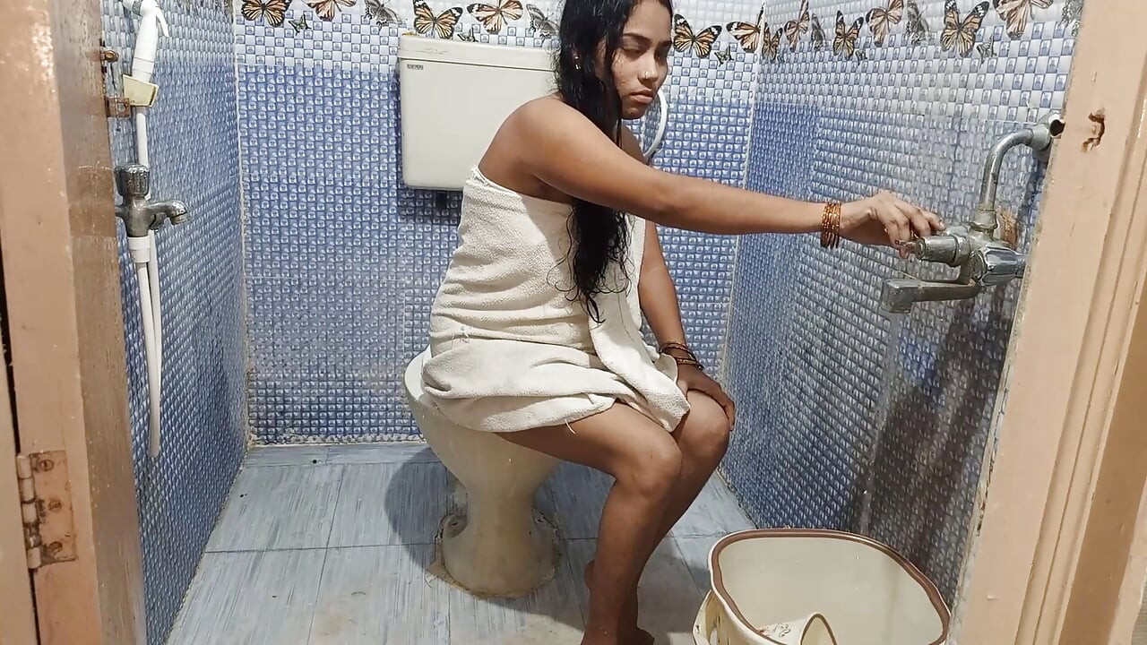 大屁股泰盧固海德拉巴印度妻子在淋浴間