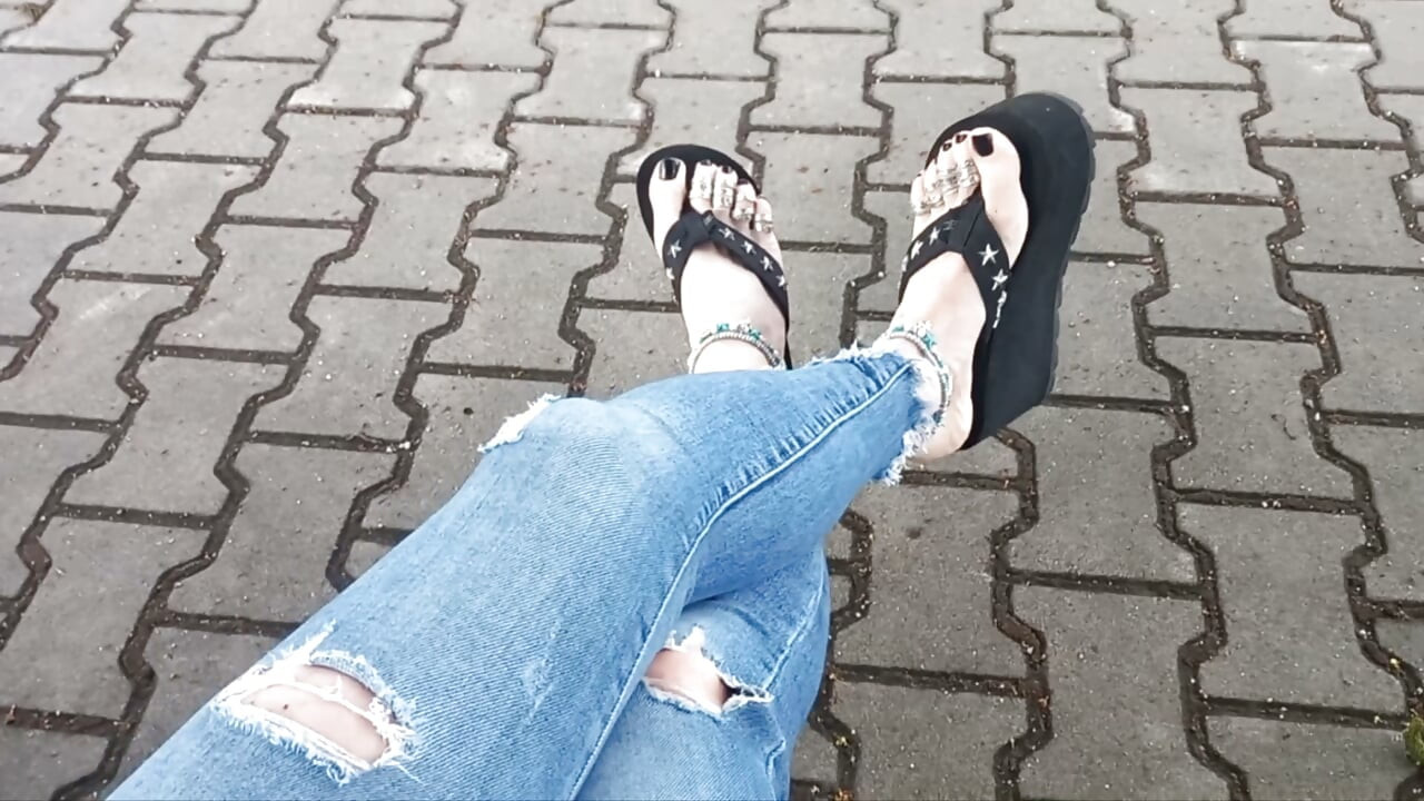 Sexy feet in black platforms, toe rings & anklets + ripped jeans