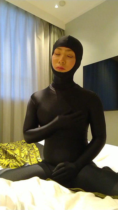 A japán crossdresser nyitott arcú zentaiban maszturbál | Klip 1