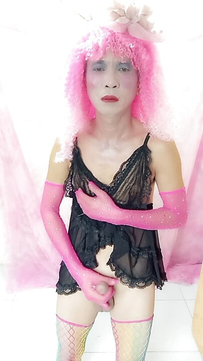 Oanh Le Transgender trägt sexy Kleidung und fickt ihren Schwanz