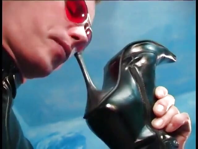 Slave in black latex costume explores all holes of fetish mistress