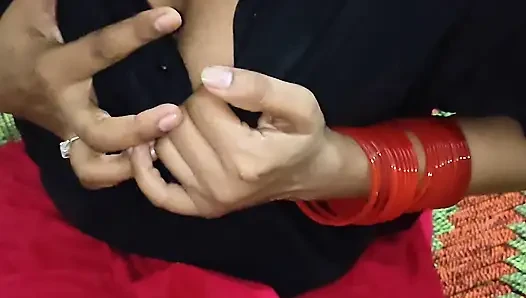 Yalnız kız göğüslerini gösteriyor