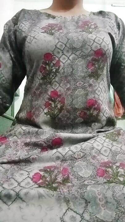 Indijski gej crossdresser Gaurisissy izgleda kao domaćica u Salvar Kurti xxx