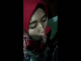 Индонезийка - Jilbaber в хиджабе Isap Kontol Pacar