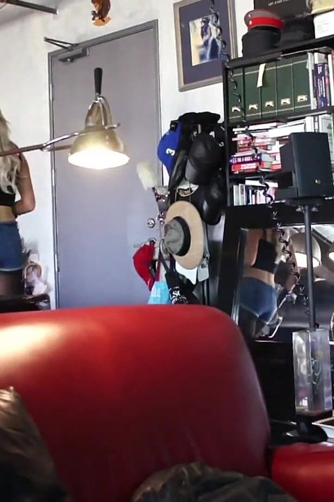 Nina Hartley teaching lesbians how to masturbate