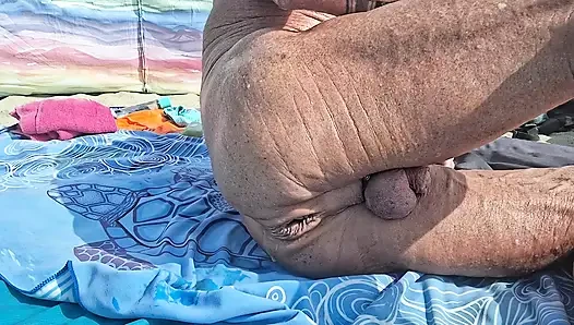 Sabah erken saatlerde plajda göt deliğimi esnetiyorum