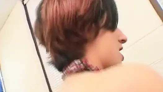 Крошка-брюнетка в чулках-сеточках наслаждается интенсивным сидением на лице и камшотом на лицо