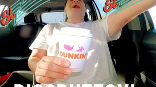 Dunkin turbokoffie wordt geslagen door biggbutt2xl