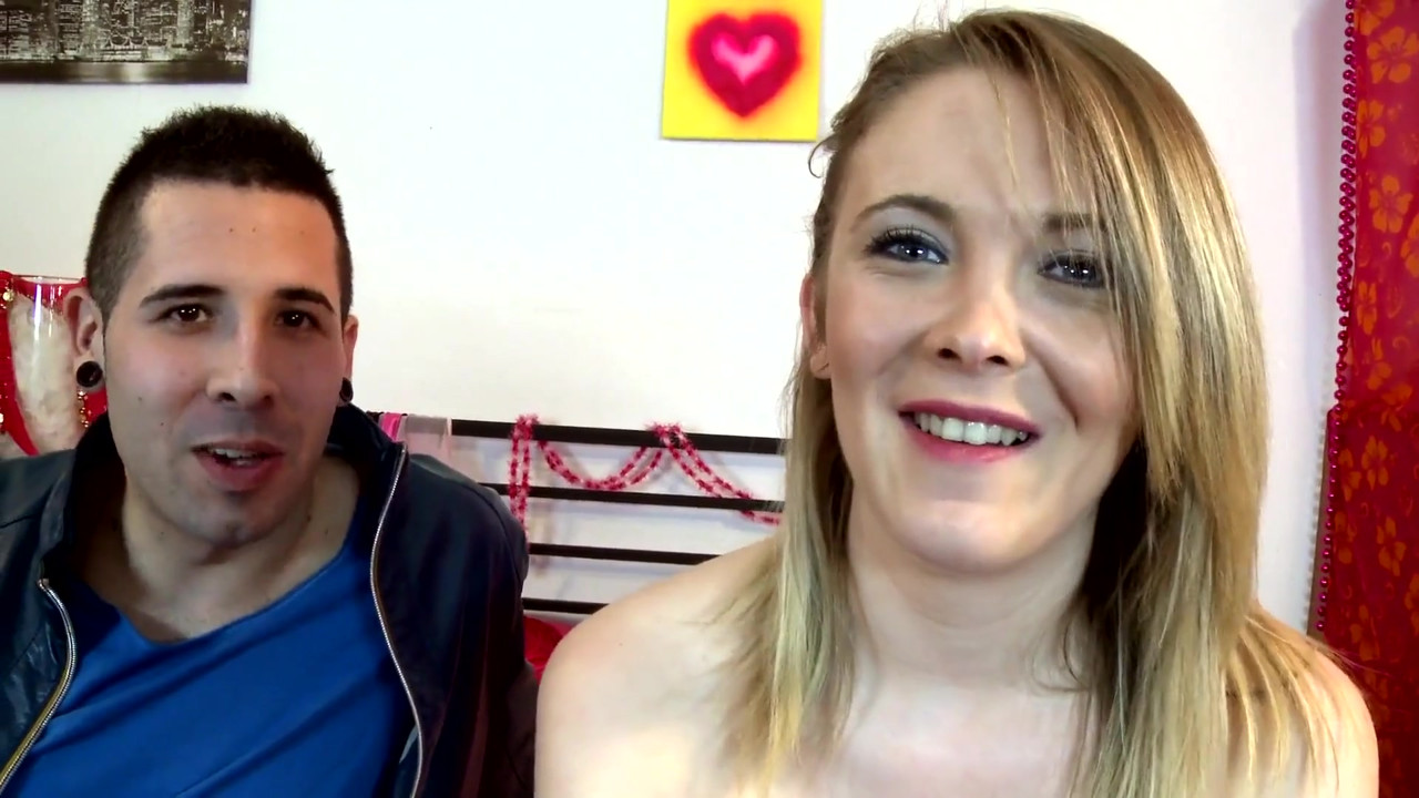 彼女は完全にスパンキングされるのが大好きです