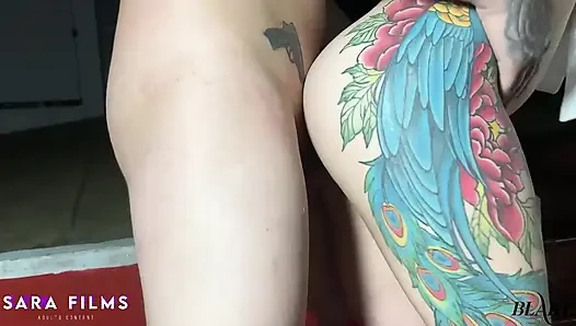 Doppelter tiefer Blowjob mitten in der Nacht mit zwei sehr notgeilen College-Mädchen