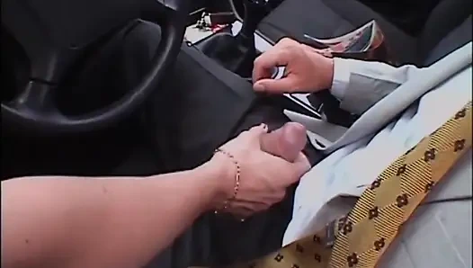 Küçük memeli harika kızıl saçlı orta yaşlı seksi kadın açık havada sikiliyor ve büyük yarakla ağzına boşalıyor