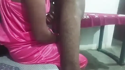 Amateur indische MILf genießt monsterschwanz-sex mit ihrem freund im hotelzimmer