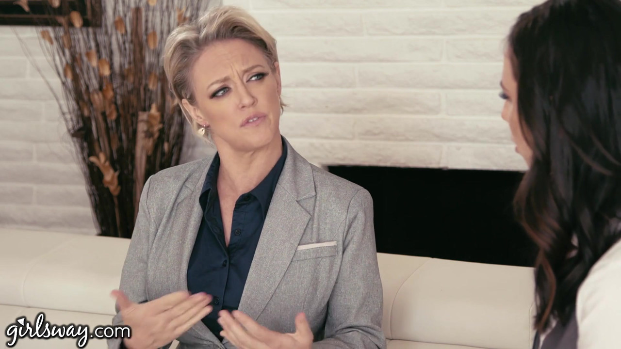 Girlsway熟女レズビアンギフトエイドラ・フォックス・パワースーツ