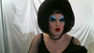 Zware make -up drag queen slutdebra zegt hallo