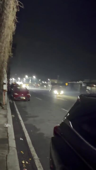 筋肉質なピノイのツインクが、暗いマニラの街中、駐車中の車の中で硬くなったペニスを撫でる