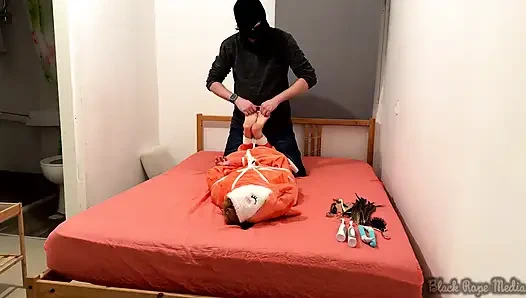 Miriam Gefesselt Und Gekitzelt Im Eins