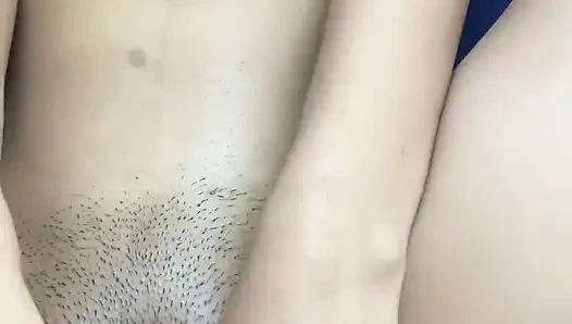 Masum görünümlü desi kız içine derin döl alırken yüksek sesle inliyor