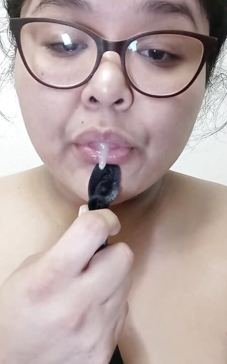 Dees telan sperma di balik celana dalamnya!