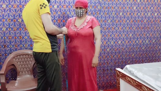 Indiase kleermaker maakte van een mooie Indiase vrouw een merrie en neukte haar hard onder het voorwendsel om het pak gratis te naaien