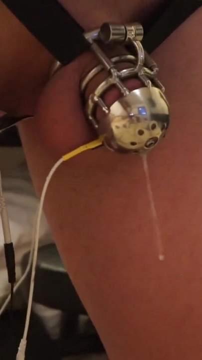 Zapanjujući trenutak iz filma "Femboy in Chastity & Estim - Fucking machine"