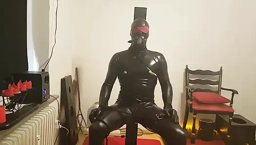 Gummi-sklavin in behandlung.