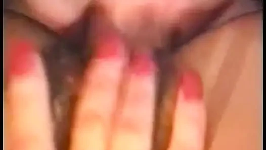 Muhteşem hatun ıslak amını büyük bir direğe sert siktirmeyi seviyor