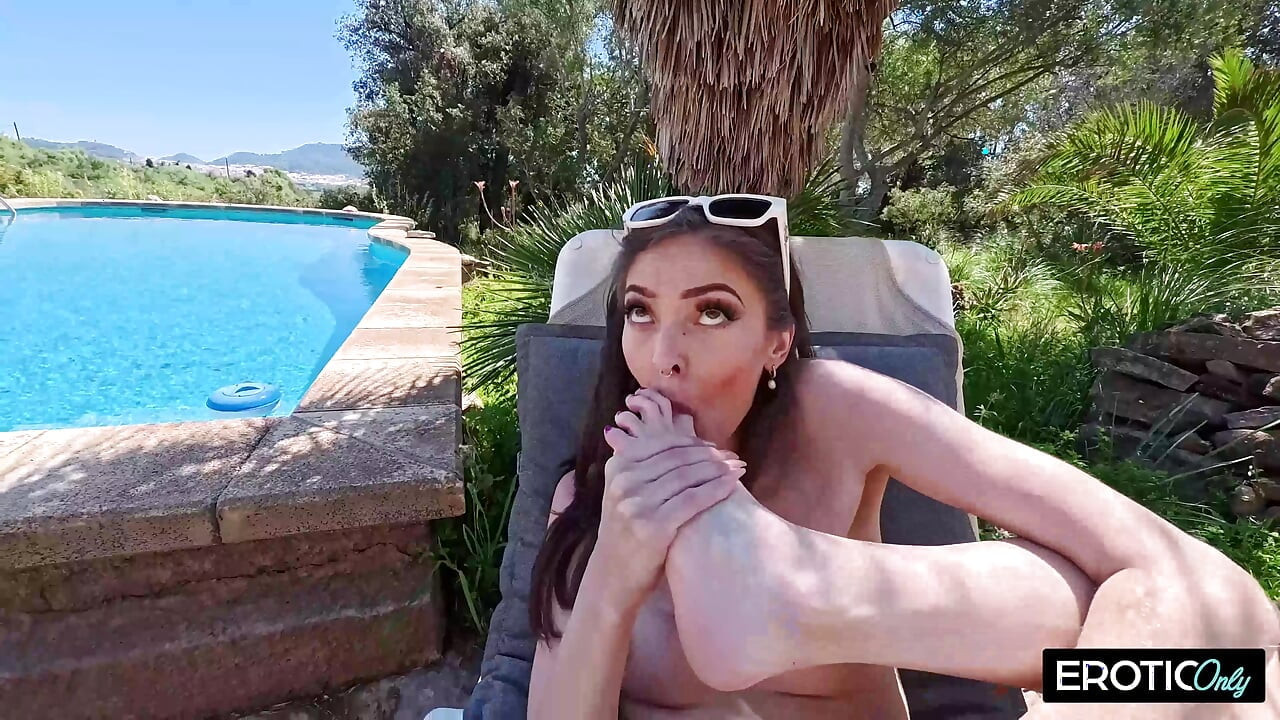 Zwoele milf pronkt met haar lichaam en speelt vies met haar perfecte voeten