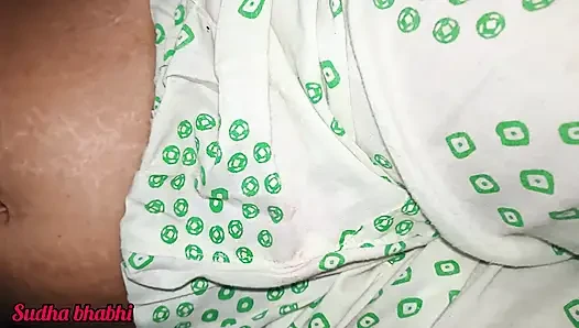 Sudha Yenge tüm kıyafetlerini çıkardığında. Bunu kendi ellerimle yaptım, sonra aniden.