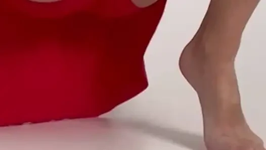 соблазняет на йоге, красная юбка