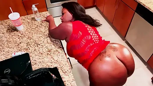 Cewek nakal dengan pantat bahenol dengan pantat bahenol warna merah