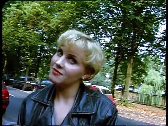 Stiliga tyska kvinnor som ger en intervju utomhus