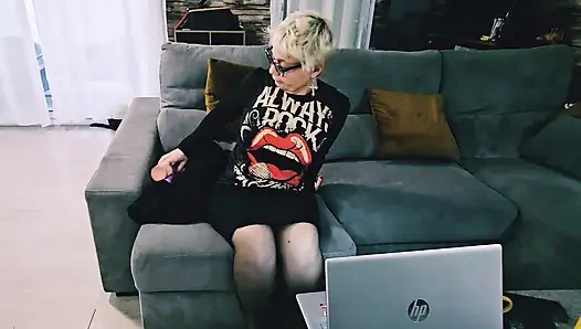 Saya harus memilih antara bekerja atau dildo vagina MILF dewasa saya