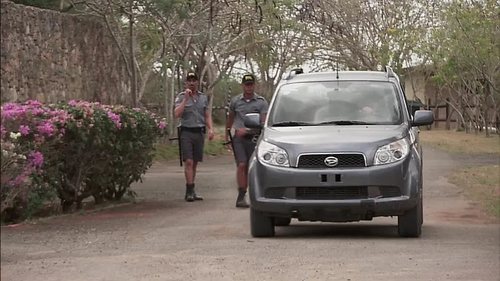 Island Fever Outdoor Pussy Spread and Sucking