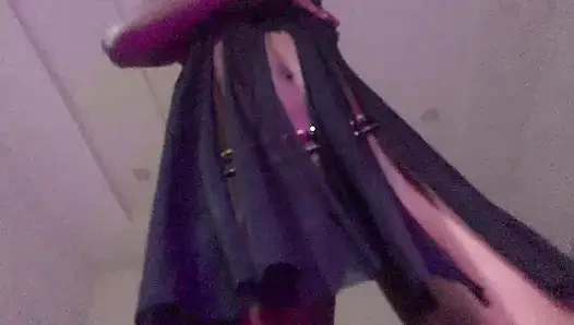 Замедленная чернокожая тинка танцует в замедленной съемке, ветрующую мокрую киску крупным планом