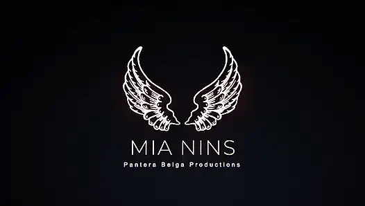 Latinas Sinnliches Pinkes Dessous-fingerspiel Endet in Einem Riesigen Spritzen