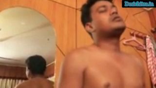 Sexy india tía intenta satisfacer a su vecino en dormitorio