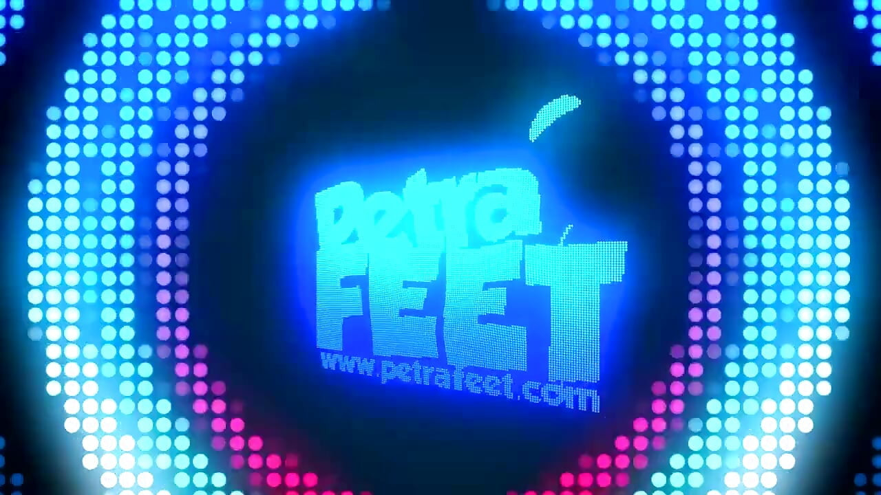 Petra si cewek imut lagi merokok di luar ruangan