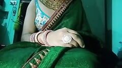 Indio gay crossdresser Gaurisissy presionando sus tetas tan duro y disfrutando en sari verde