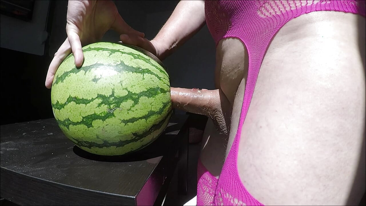 Trans neukt een watermeloen en komt klaar