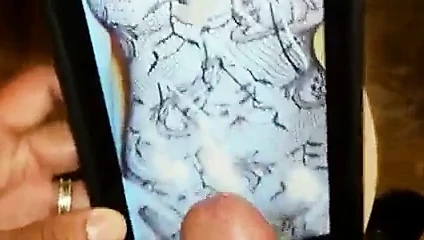 Karısının büyük göğüsleri üzerinde çılgınca mastürbasyon