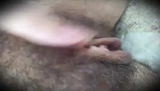 Seorang gadis desa menarik memeknya yang berbulu dengan indah ke musik yang indah