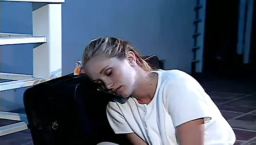 Schulmädchen-Blondine nimmt BBC tief im Doggy-Style