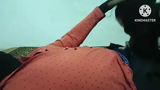 Ehemann und ehefrau haben romantischen sex im schlafzimmer