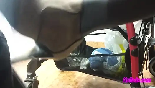 Suamiku lagi asik ngocok suamiku pakai sepatu bot abu-abuku di bar