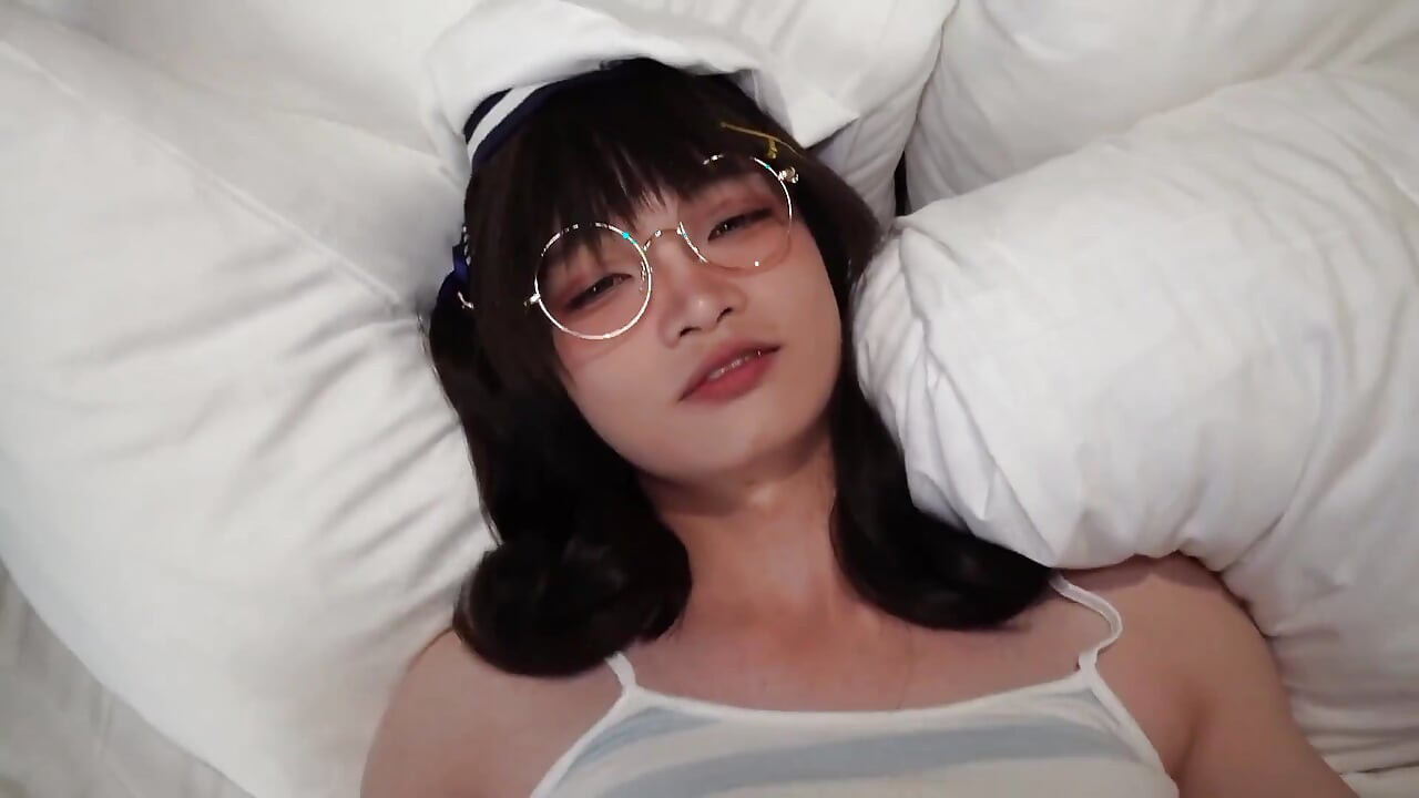 嬌小的亞洲女同性戀穿著可愛的水手女孩服裝被操到射精